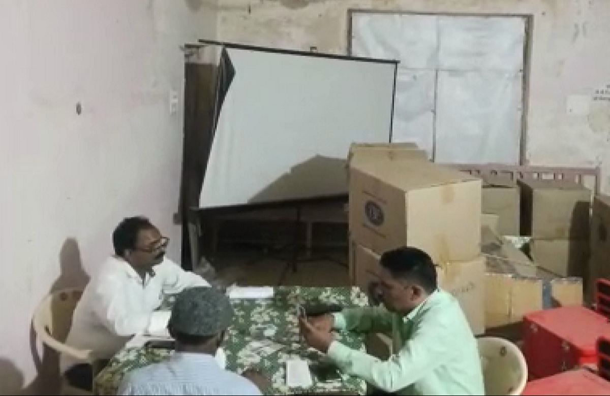 जनपद पंचायत दफ्तर बना जुए का अड्डा, टेबल पर बैठकर कर्मचारी ही लगा रहे दांव, अब मिली ये सजा