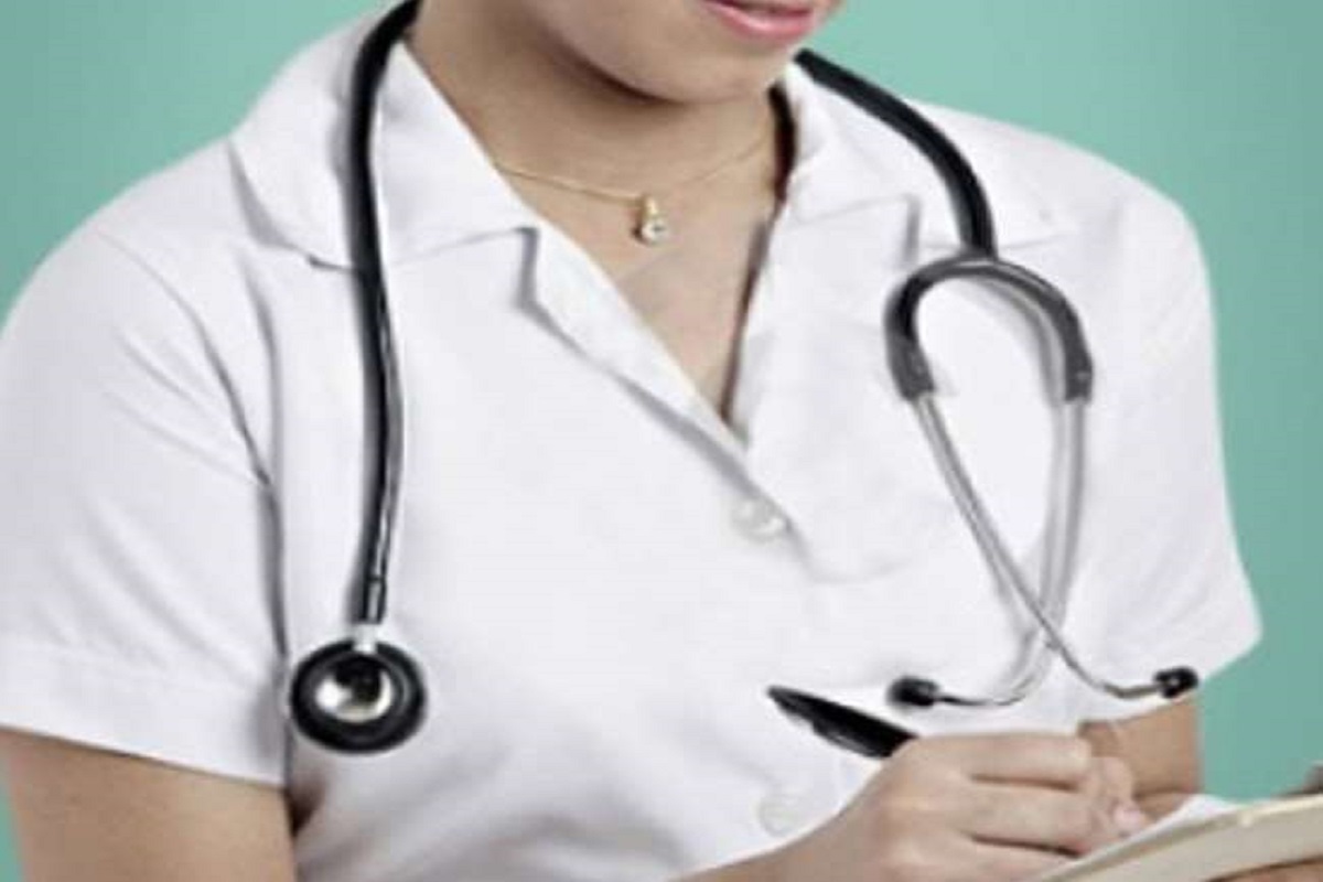 एक नर्स का तीन लड़कों से चल रहा था ‘लव अफेयर’, जानकारी मिलते ही प्रेमियों ने कर दिया ऐसा कांड…