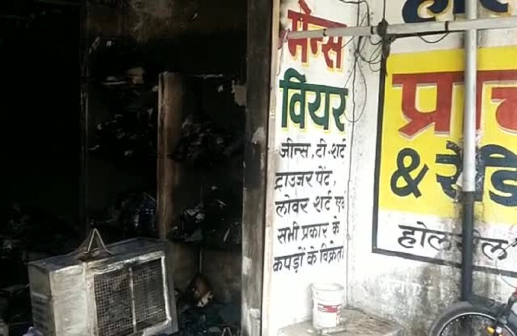 Loss of lakhs of rupees due to fire in a cloth shop of Pandatarai Nagar Panchayat