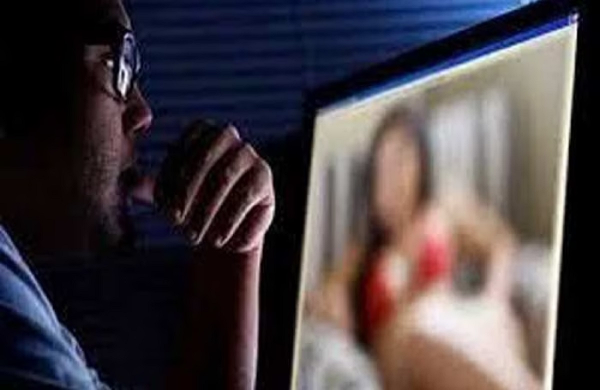 पहले महिला ने किया वीडियो कॉल, फिर अचानक उतार दिए कपड़े, शख्स से एठ लिए लाखों रुपए