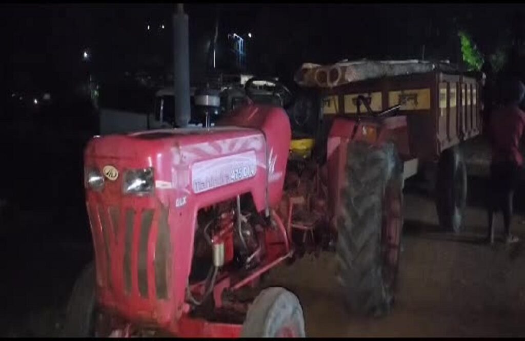 A tractor loaded with teak and other wood was caught in Toynar