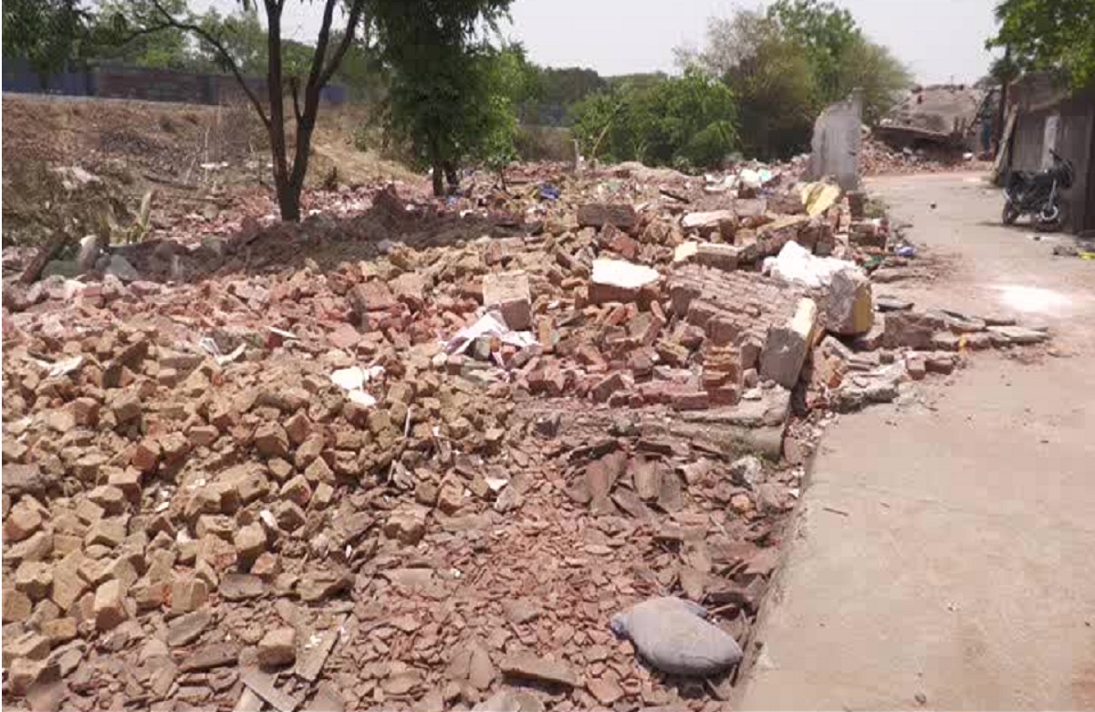 Raigarh news: बेदखली की कार्रवाई शुरू.. तीस घरों पर चला बुल्डोजर, 40 से ज्यादा लोगों को नोटिस जारी