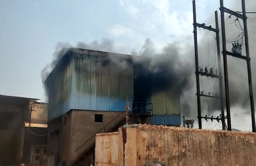 Fierce fire broke out in the plastic factory making disposal