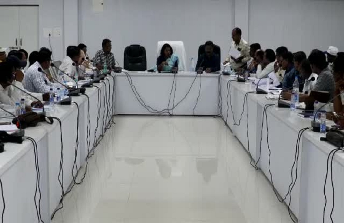 Sakthi news: कलेक्टर ने ली BEO और प्राचार्यों की बैठक, इस काम के एवज में 18 स्कूलों के प्राचार्यों को भेजा नोटिस