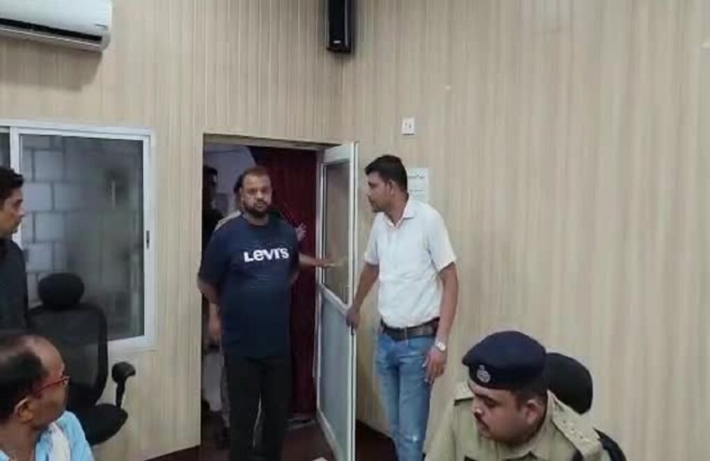 Accused of cheating 3 lakhs from a farmer who went to the bank to exchange 2000 notes arrested