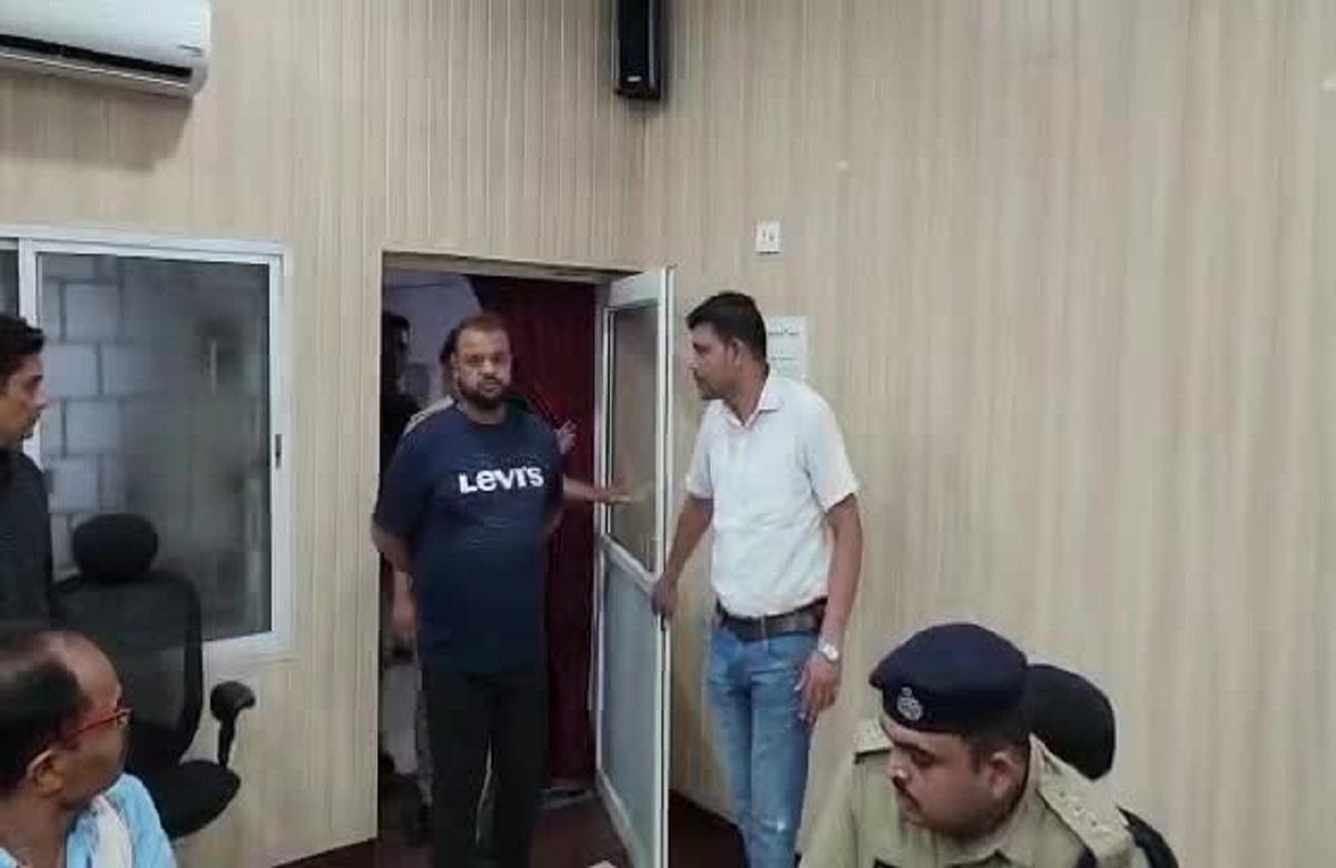 Raigarh news: नोट बदलने बैंक गए किसान से लाखों रुपये की ठगी, आरोपी ऐसे चढ़ा पुलिस के हत्थे