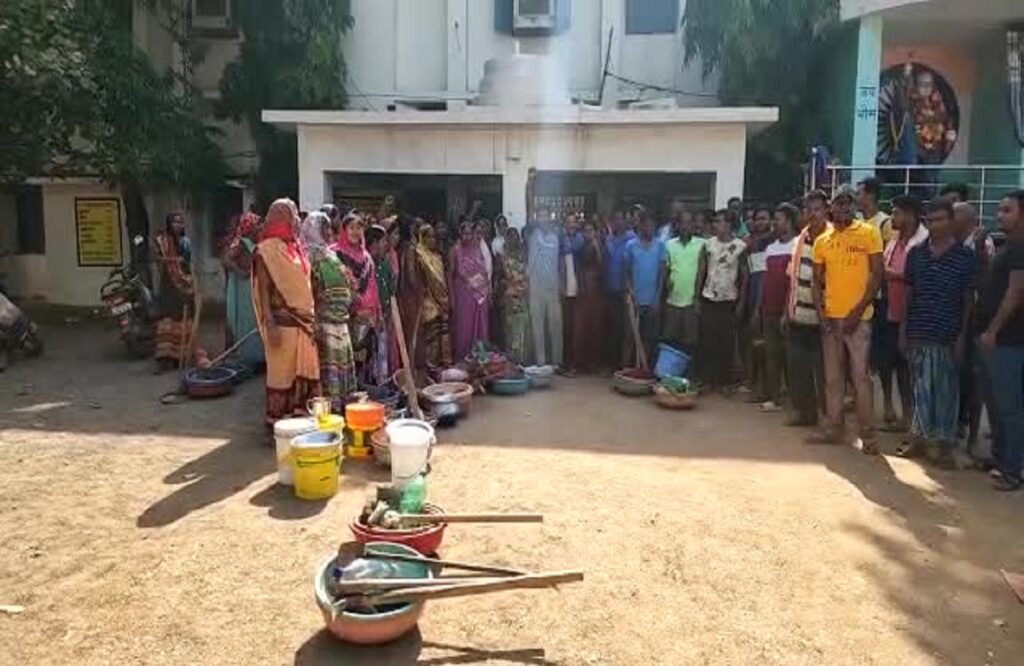MNREGA workers demonstrated with pickaxe and shovel in Jampad Panchayat