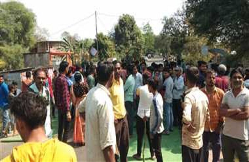 Villagers came on the road demanding the construction of a road