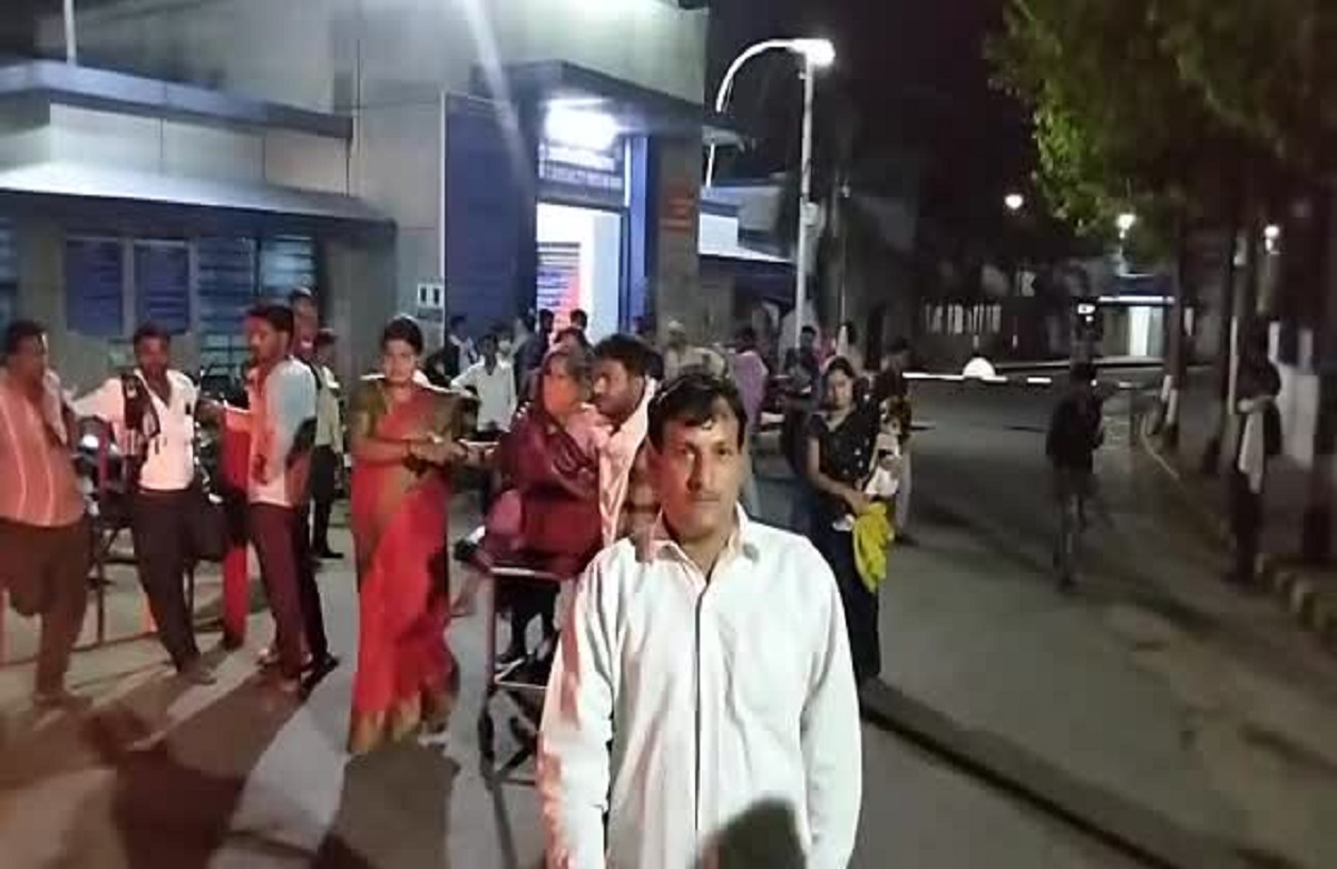 Damoh news: स्टॉफ नर्स ने कैंसर पीड़ित मरीज के साथ की ऐसी हरकत, गुस्साए परिजनों ने किया जमकर हंगामा, लगाए गंभीर आरोप