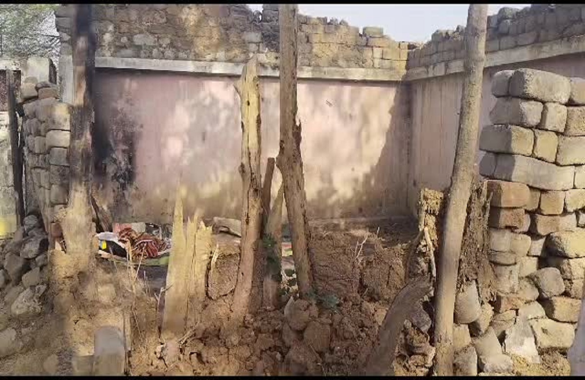 Dhamtari news: अधिकारियों की उदासनीता के चलते खुले आसमान के नीचे जीवन बीता रहा युवक, पीएम आवास का नहीं मिल पा रहा लाभ