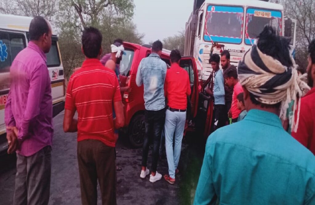 High speed Hiva hit 4 people in the car who came to Dashgatra program