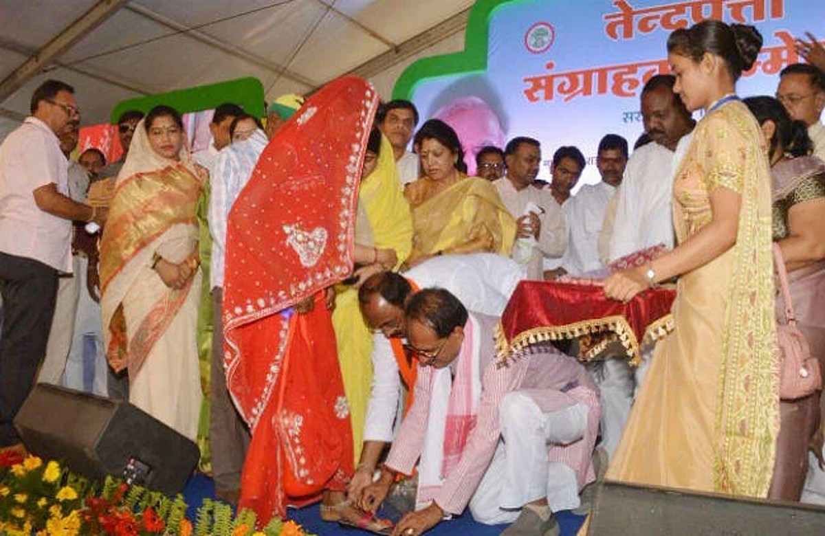 21 लाख महिलाओं को बड़ा तोहफा देने जा रही प्रदेश सरकार, बांटी जाएगी साड़ी और सेंडल, जानें किसे मिलेगा लाभ