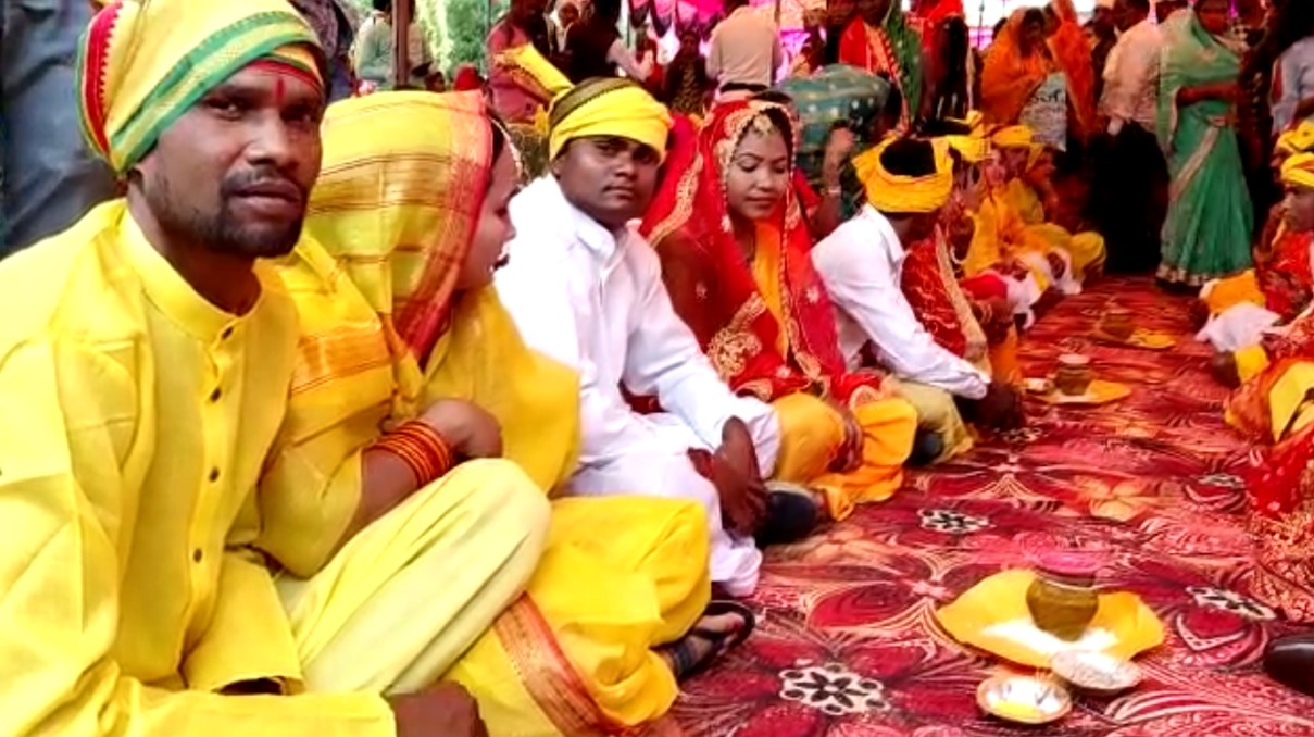 सामूहिक विवाह में मजदूर ने 63 जोड़ों को गिफ्ट किया एक-एक प्लॉट, मजदूरी करने वाले ने दिखाई दरियादिली