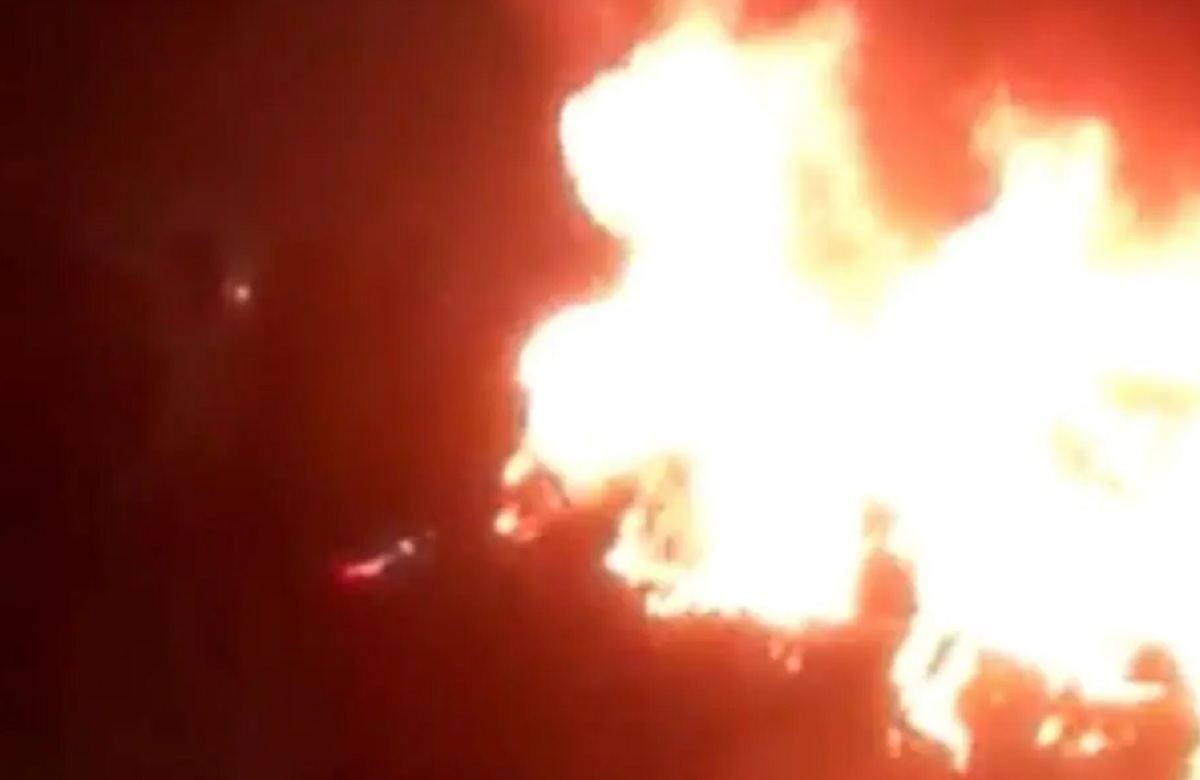 चलती गाड़ी में लगी भीषण आग, मची अफरातफरी, सवार लोगों ने कूदकर बचाई जान, मौके पर दमकल की टीम