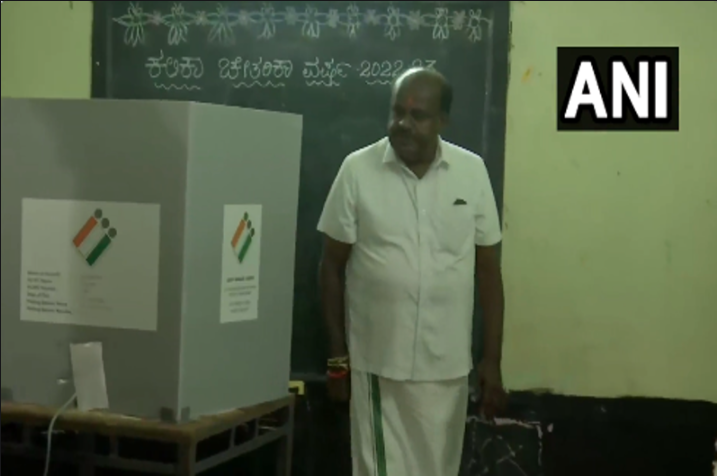 Karnataka Assembly Election 2023 : कर्नाटक के पूर्व सीएम और जेडीएस नेता एचडी कुमारस्वामी ने वोट डाला