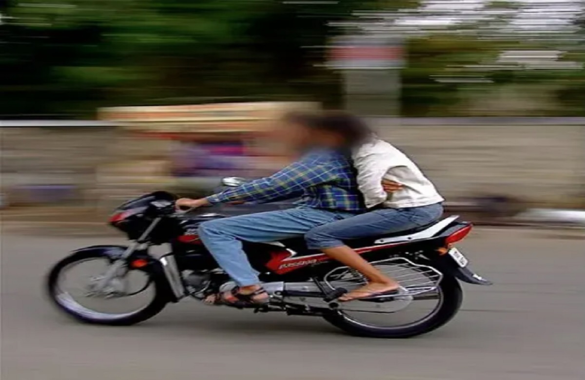 प्रेमिका के साथ बाइक में रोमांस कर रहा था पति, ट्रैफिक पुलिसवाले ने घर भेज दी तस्वीर