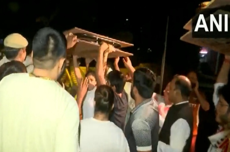 देर रात जंतर-मंतर पर जमकर हंगामा, बिस्तर लेकर पहुंचे थे आप नेता सोमनाथ भारती, पहलवानो ने पुलिस पर लगाया बदसलूकी का आरोप