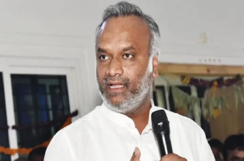 PM मोदी पर अपमानजनक टिप्पणियां: खड़गे के बाद बेटे प्रियांक ने दिया विवादित बयान, बीजेपी ने कराई शिकायत दर्ज