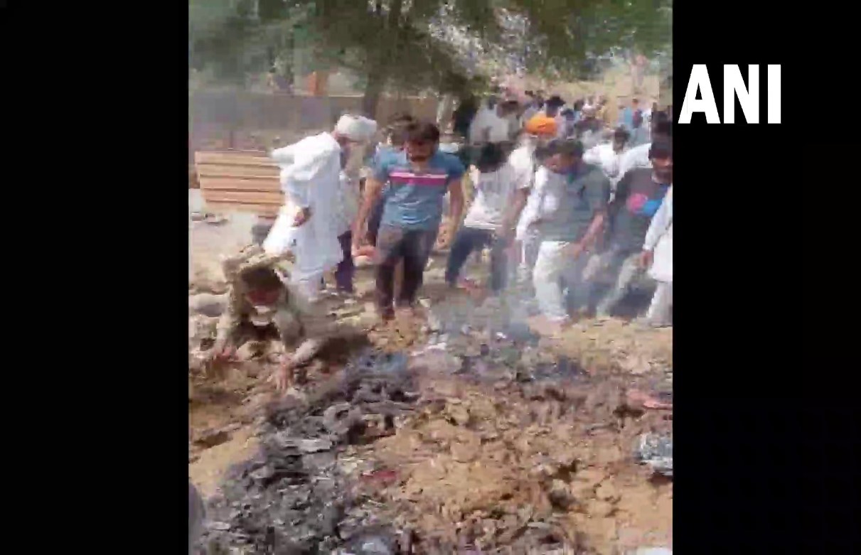 IAF MiG-21 crashes : भारतीय वायुसेना का लड़ाकू विमान MIG 21 क्रैश, दो लोगों की मौत, पायलट सुरक्षित