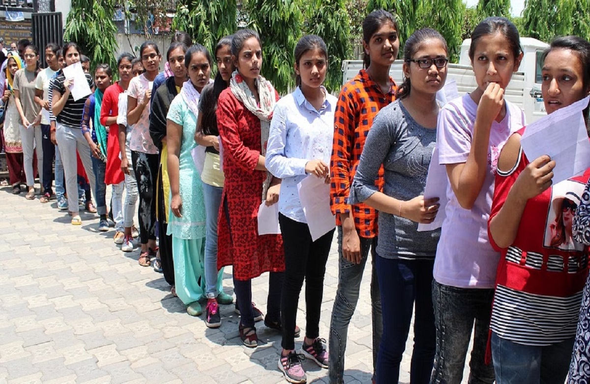 Company Secretary की परीक्षा के बाद कटघरे में ICSI, आउट ऑफ सिलेबस प्रश्न पत्र आने के बाद कैसे पास हो जाते हैं कुछ खास अभ्यर्थी?