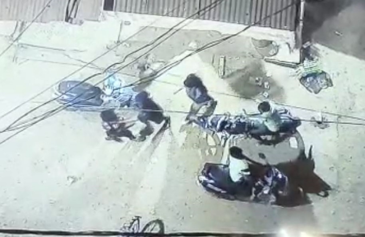 Katni news: जान बचाने की गुहार लगाता रहा युवक, इधर बेदर्दी से पीटते रहे बदमाश, वीडियो वायरल