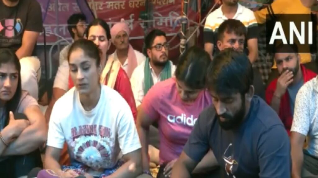 Wrestler announced to return medals