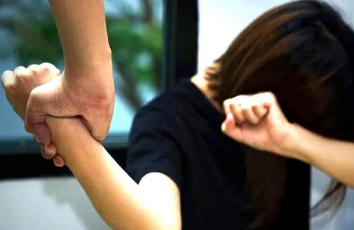 नाबालिक ने बताया.. पापा, चाचा और भाई करते हैं हर दिन रेप, पुलिस ने 5 आरोपियों को लिया हिरासत में