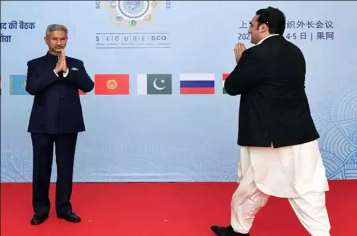 SCO : नहीं मिले हाथ से हाथ…! भारतीय विदेश मंत्री ने पाकिस्तान के विदेश का मंत्री का कुछ इस अंदाज से किया स्वागत