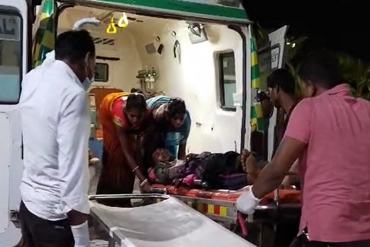 ईंट से लदी ट्रैक्टर ट्रॉली अनियंत्रित होकर पलटी, हादसे में एक की मौत, 3 घायल