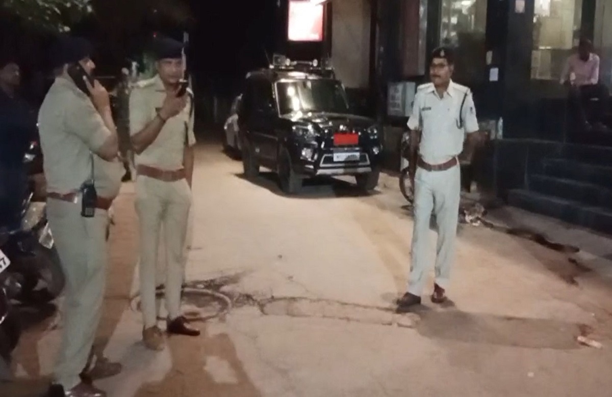 शादी से लौट रहे दंपती को युवकों ने रोका, फिर बंदूक की नोंक पर कर दिया ये बड़ा कांड…