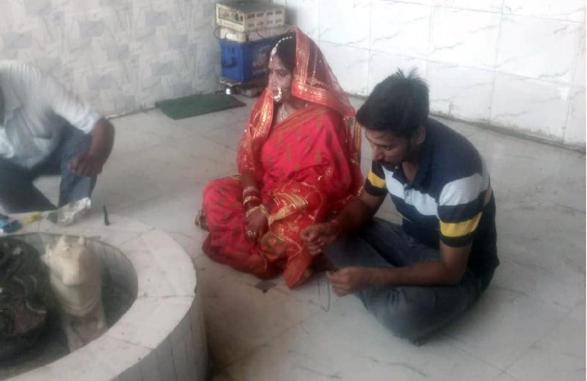 दुल्हन ने 20 किलोमीटर तक किया दूल्हे का पीछा, पकड़कर मंदिर में रचाई शादी, पढ़े हैरान कर देने वाला यह पूरा मामला