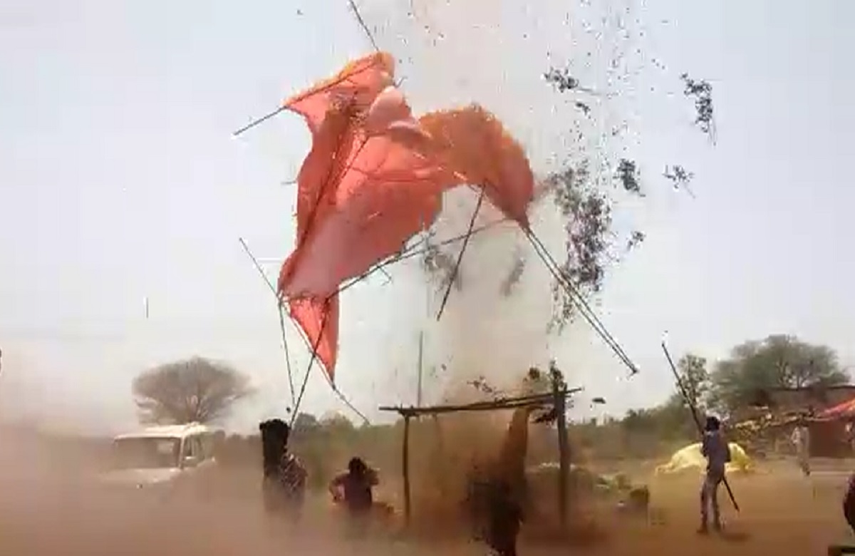 शादी समारोह में बवंडर, 200 फीट ऊंचा पतंग की तरह उड़ गया मंडप और खाने का टेंट, दृश्य देखकर दंग रह गए मेहमान