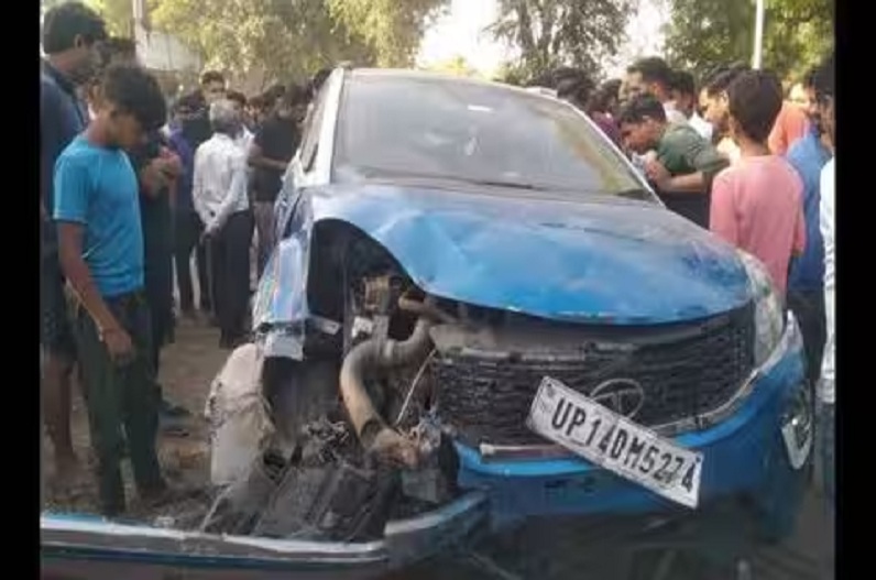 सड़क किनारे स्कूल बस का इंतज़ार कर रहे थे बच्चे, बेकाबू कार ने सभी को कुचला, 3 बच्चों की दर्दनाक मौत