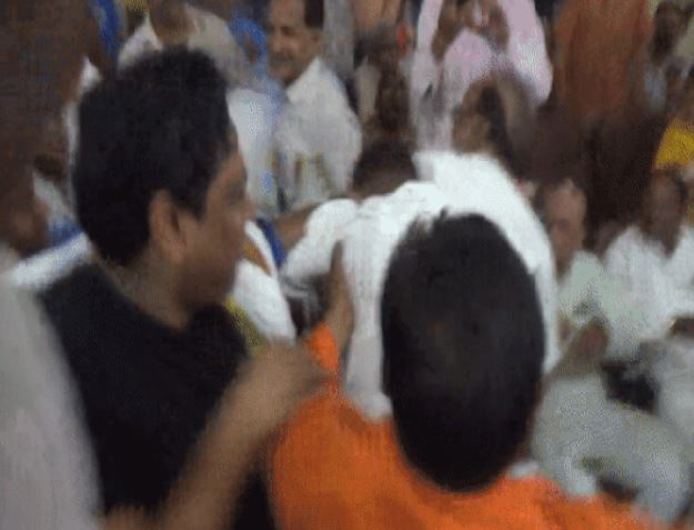 शपथ ग्रहण समारोह में नहीं गाया वंदे मातरम, बीजेपी कार्यकर्ताओं ने औवैसी के पार्षदों को लात-घूसों से पीटा