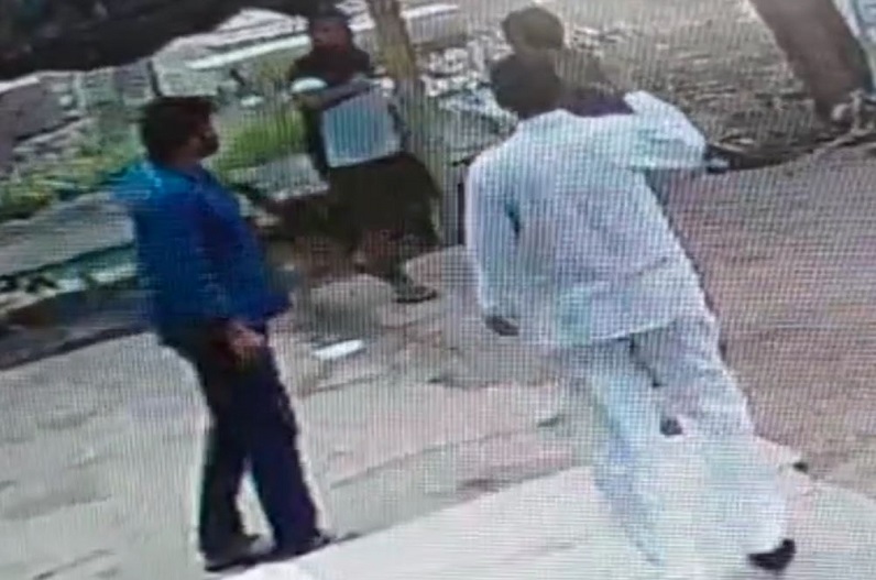 Morena News: बैंक मैनेजर पर दिनदहाड़े बदमाशों ने किया हमला, सीसीटीवी में कैद हुई वारदात