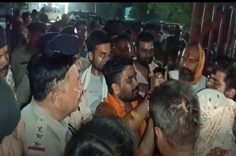 नाबालिग दुष्कर्म पीड़िता की मां पर लगा बच्चे के यौन शोषण का आरोप, मामले में आया नया मोड़, थाने का घेराव करने पहुंचे लोग