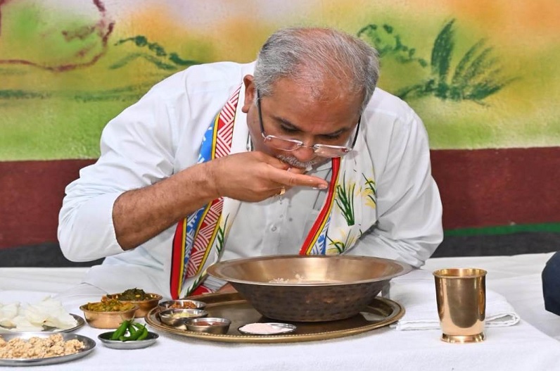 CM Bhupesh eat Bore-Basi with Labour