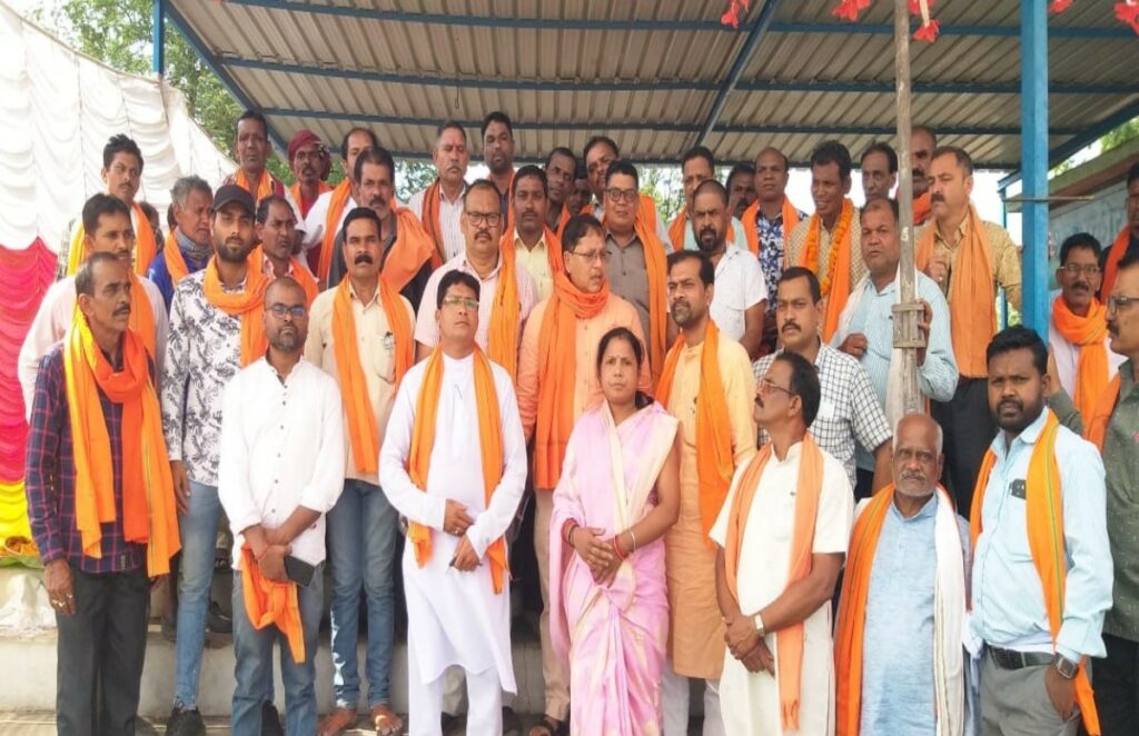 100 Workers of CG Congress Join BJP