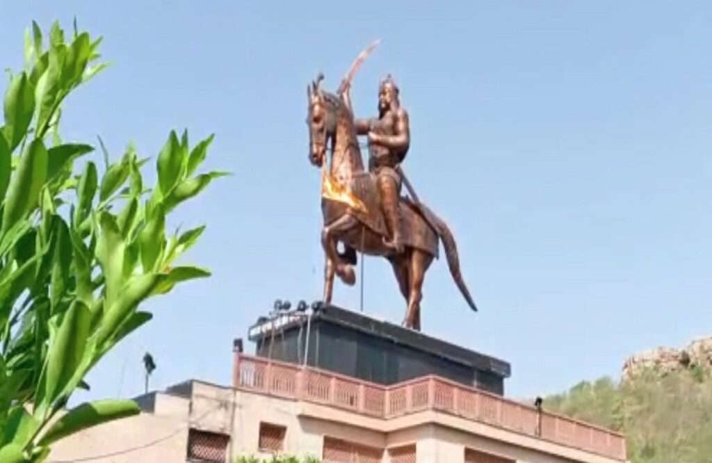 On the occasion of Chhatrasal Jayanti, two veteran leaders hummed poetry on swords