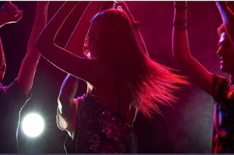 प्रेमी संग बंद कमरे में रंगरेलियां मना रही थी महिला कांस्टेबल, पुलिस वाले पति ने खुद बनाया वीडियो फिर…