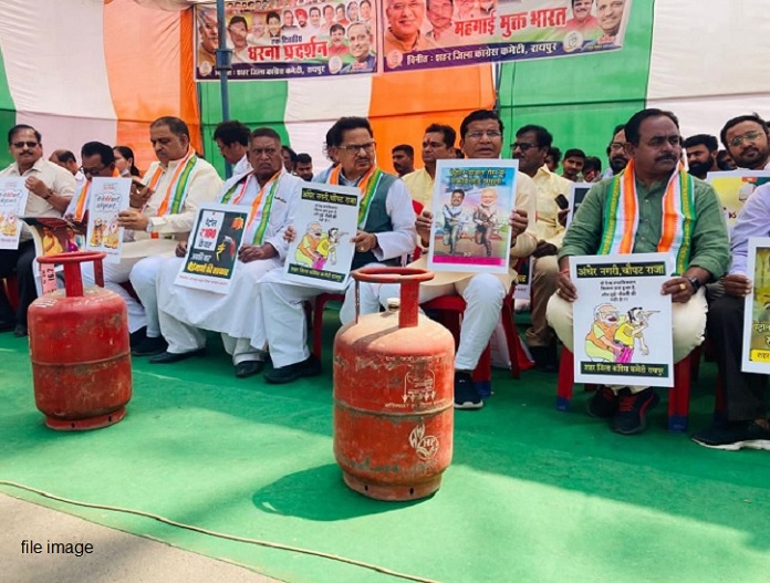 कांग्रेस ने की ‘महंगाई पर बात’, PM के मन की बात के विरोध में किया अनूठा प्रदर्शन