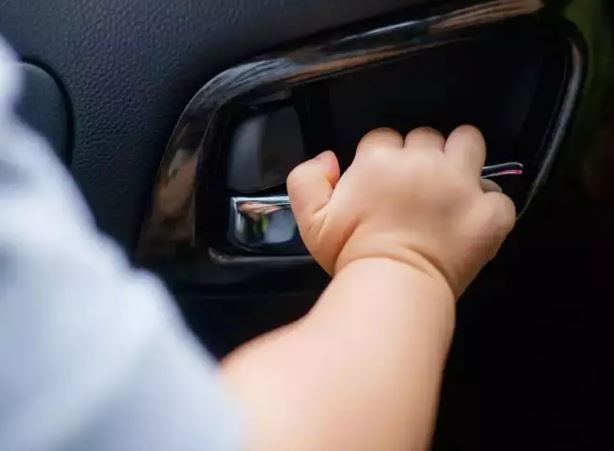 लुका-छिपी खेलते कार में लॉक हुई 4 साल की बच्ची, तड़पकर हुई मौत, माता पिता जरूर पढ़ें ये खबर