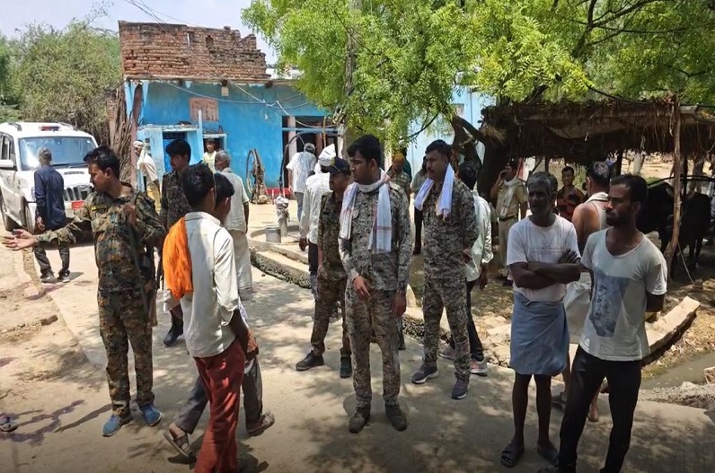 Morena Firing Update: मुरैना में गोबर से शुरू विवाद गोलियों तक पहुंचा, पान सिं​ह तोमर के गांव में गूंजी गोलियां, परिवार के 6 लोगों की मौत