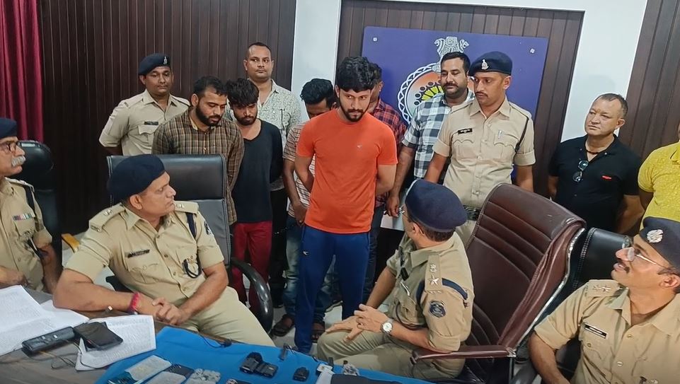 ऑनलाइन सट्टा के खिलाफ पुलिस की सर्जिकल स्ट्राइक, चार आरोपियों को दबोचा