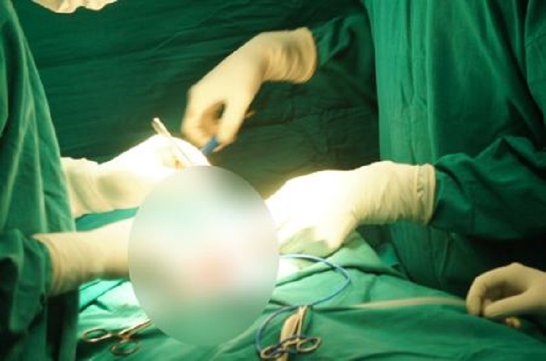 गजब हो गया! हर्निया के ऑपरेशन में काट दिया मरीज का प्राइवेट पार्ट, शिकायत पर फरार हुआ डॉक्टर