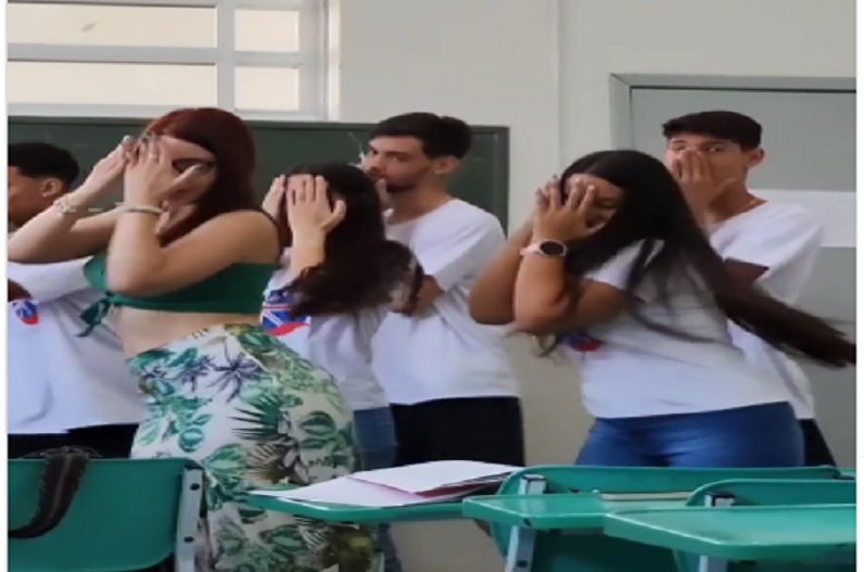 महिला टीचर ने क्लास में स्टूडेंट्स के साथ की ऐसी हरकत, सोशल मीडिया पर वायरल हो रहा वीडियो