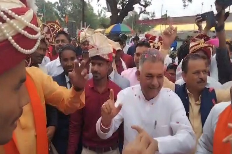 Minister Inder Singh Parmar danced fiercely in the marriage program