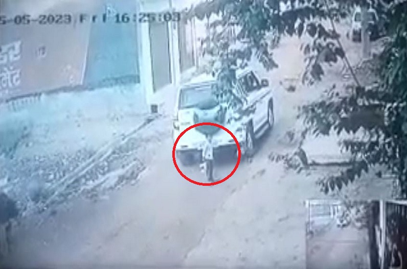 Shivpuri news: मौत ने दी चुपके से दस्तक, आंगन में खेल रहे मासूम की चली गई जान, CCTV में कैद हुई घटना