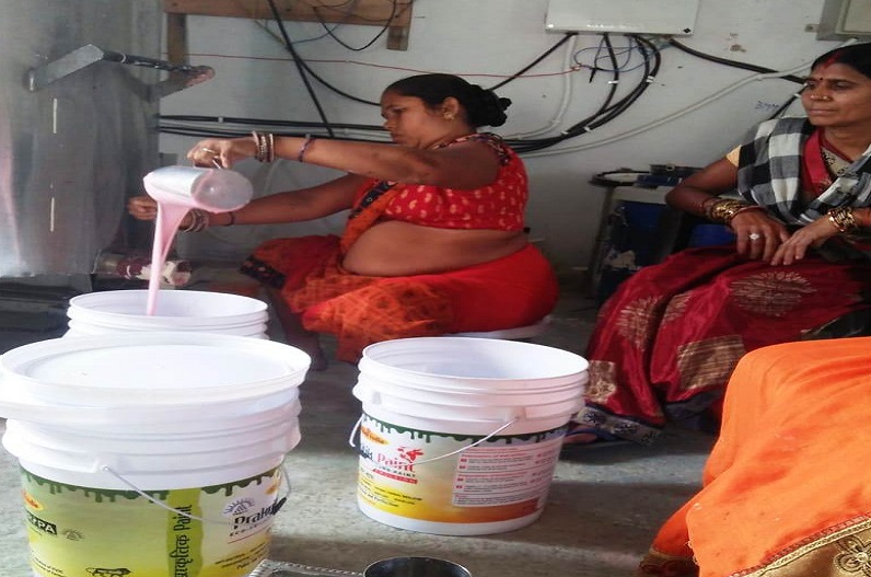 महिला स्व सहायता समूह को मिल रहा है रोजगार, गोबर पेंट बेचकर हो रहे मालामाल