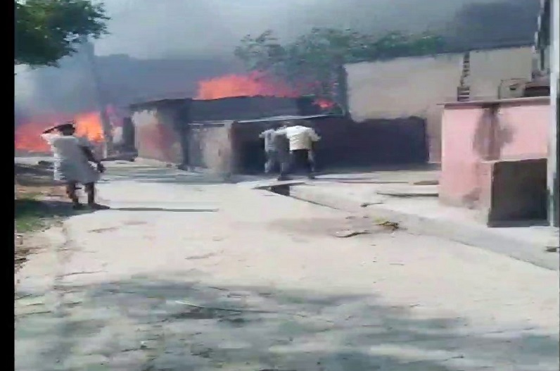 अचानक मकान में लगी आग, एक ही परिवार के 5 लोगों की मौत…